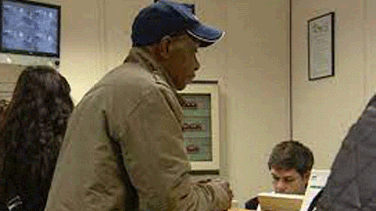 Sanidad no dará de baja la tarjeta sanitaria de migrantes sin NIE o pasaporte actualizado