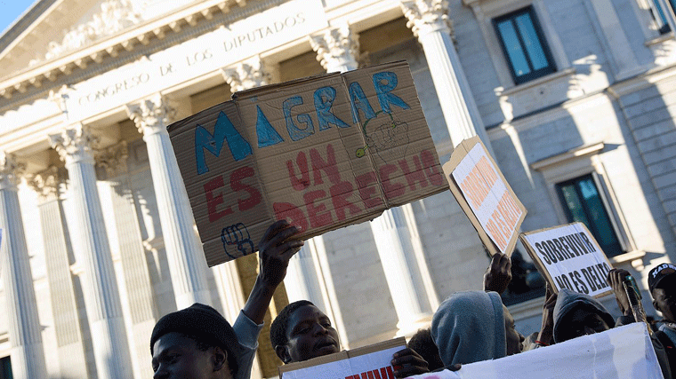 El PSOE propone regularizar a los migrantes que hayan llegado a España antes del 31 de diciembre de 2024