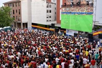 Celebración masiva por el pase de España a la final del Mundial en Plaza de España