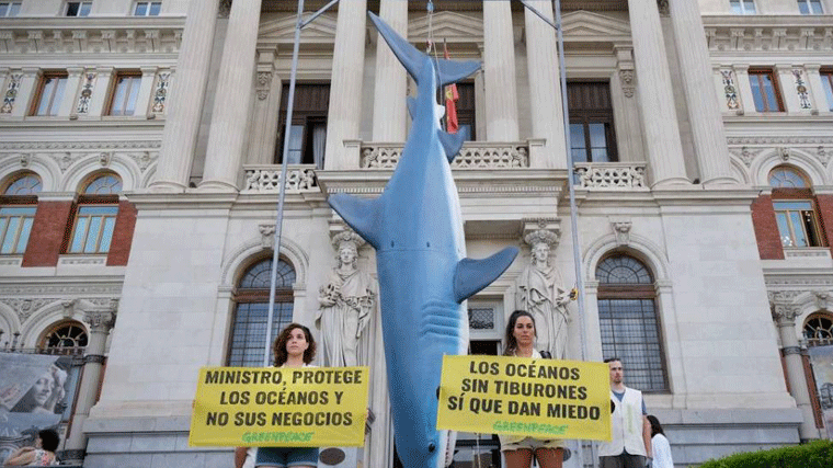 Greenpeace cuelga un tiburón de 5 metros en la puerta del Ministerio de Pesca