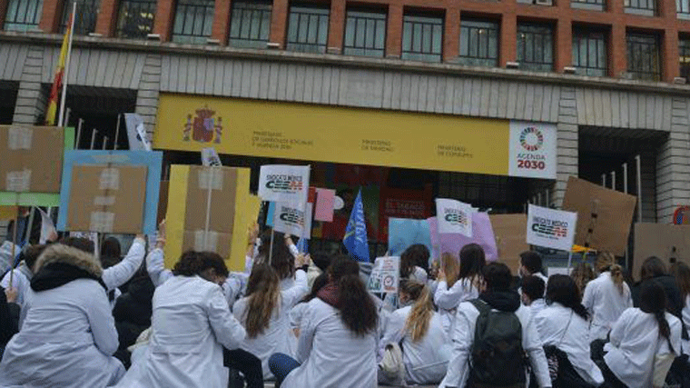 Los médicos vuelven a concentrarse ante Sanidad contra el Estatuto Marco y mantienen la presión a Mónica García