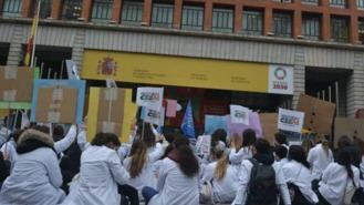 Los médicos vuelven a concentrarse ante Sanidad contra el Estatuto Marco y mantienen la presión a Mónica García