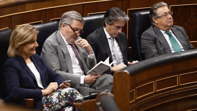 Los ministros de Rajoy `pasan´de moción de censura: Leen un libro o miran el móvil