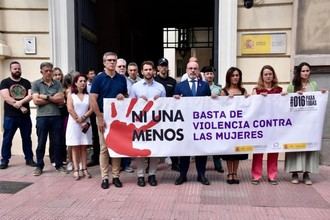 Minuto de silencio por el asesinato de una mujer en Navarra por violencia de género