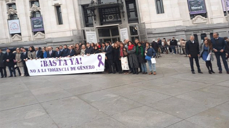 Minuto de silencio en Cibeles por los dos últimos asesinatos machistas en Madrid y con Vox alejado de la pancarta