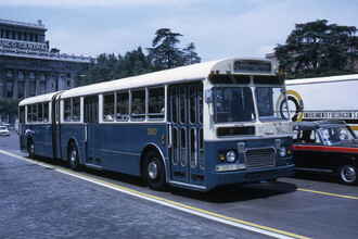 EMT Madrid exhibe autobuses históricos y eléctricos en el Paseo del Prado