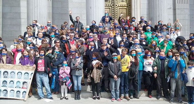 Colectivos sociales protestan en el Congreso contra la Ley