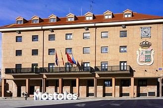 Fachada del Ayuntamiento iluminada en apoyo a refugiados y enfermedades raras