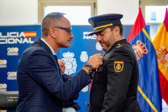 Once policías nacionales reciben condecoraciones en Móstoles