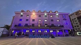 Móstoles ilumina su fachada de azul en conmemoración del Día Europeo de las Víctimas de Crímenes de Odio