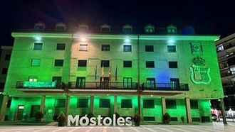 Fachada iluminada de verde para concienciar sobre la miastenia gravis
