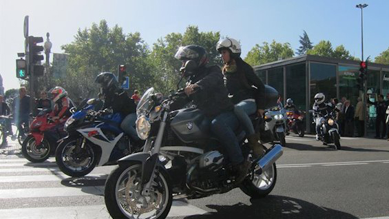 El Gobierno permite circular a dos personas en la misma moto desde hoy