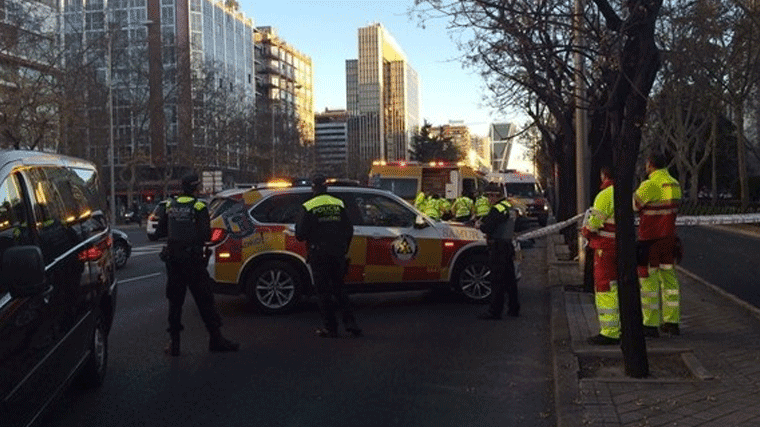 Un motorista de 41 años sufre la amputación de una pierna en un accidente en la Castellana