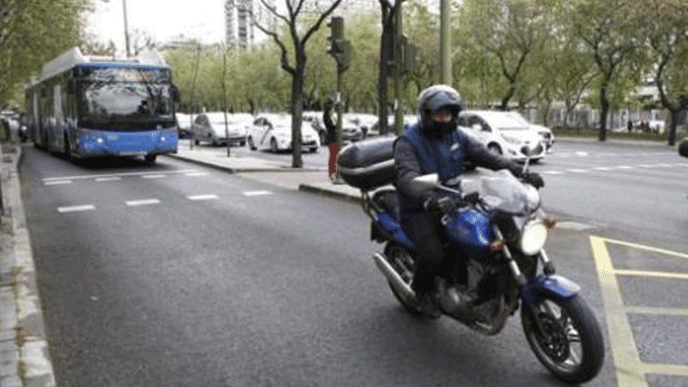 Las motos no podrán circular por el carril bus de la Castellana desde este domingo