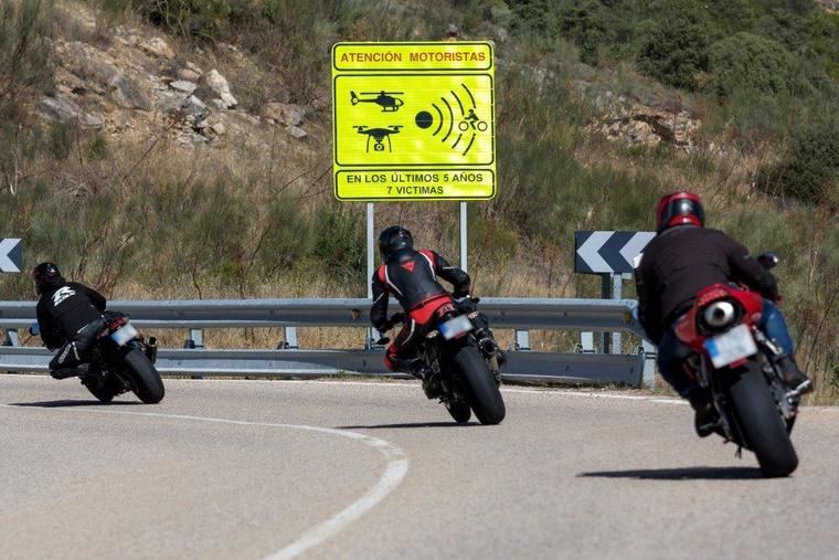 La DGT obligará a los motoristas a utilizar un casco integral o modular y guantes homologados en carretera