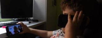 Más de 375.000 niños en España se quedan gran parte del día solos frente al móvil