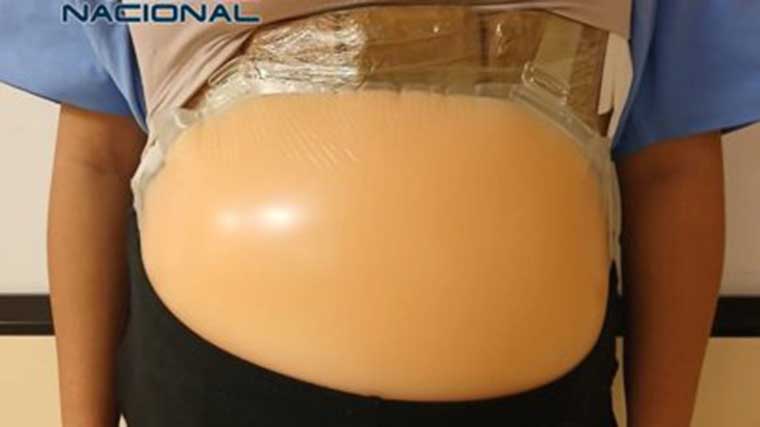 Detenida en Barajas una mujer tras fingir estar embarazada para ocultar cocaína en un falso vientre