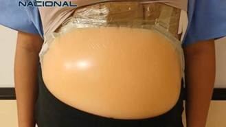 Detenida en Barajas una mujer tras fingir estar embarazada para ocultar cocaína en un falso vientre