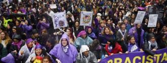 Miles de mujeres claman por la igualdad bajo la lluvia