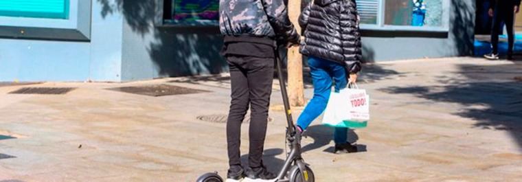 Controladores del SER multarán a patinetes, motos y bicis mal aparcadas