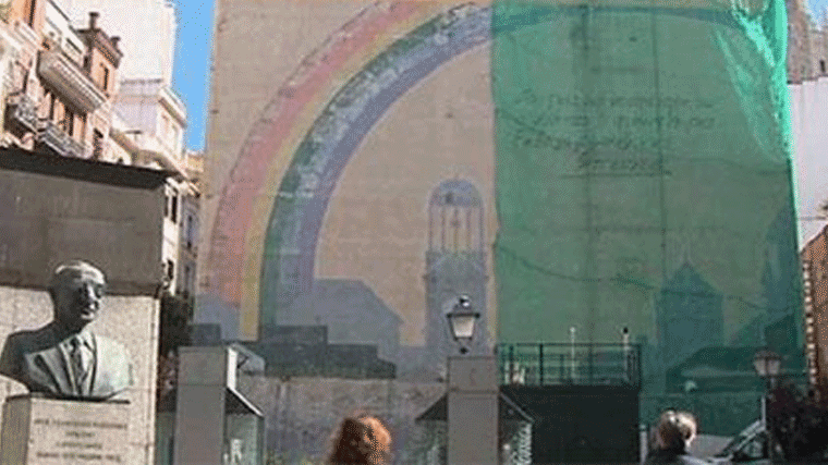 El PSOE quiere convertir el mural en Plaza del Carmen en el ' el reggaetón del arte urbano'