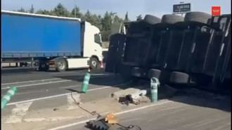 Camión vuelca en la A6 y conductor queda atrapado y grave