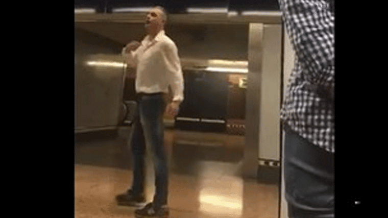 Viajeros del Metro expulsan del vagón a un nazi que increpó a una musulmana