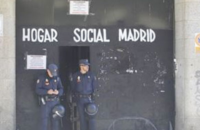 Desalojado el edificio okupado por neonazis tras el primer intento fallido