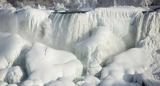 Cataratas del Niágara, 600.000 litros por segundo, congeladas a 14 grados bajo cero 