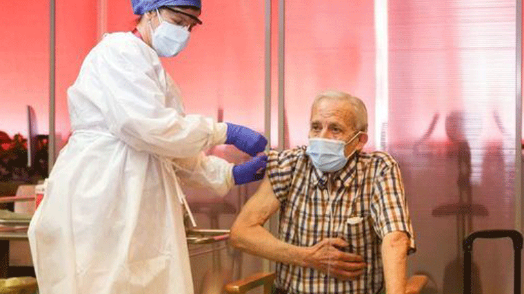 Nicanor y María, primeros en recibir la cuarta dosis de la vacuna