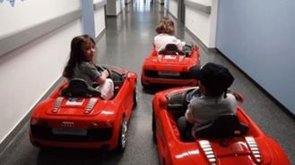 Los niños irán al quirófano en coches eléctricos en los hospitales madrileños