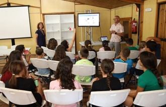 Talleres de lengua de signos y tecnología en las Fuenlicolonias para niños este verano