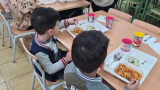El Gobierno prohibe por ley servir bebidas azucaradas y bollería en los comedores escolares