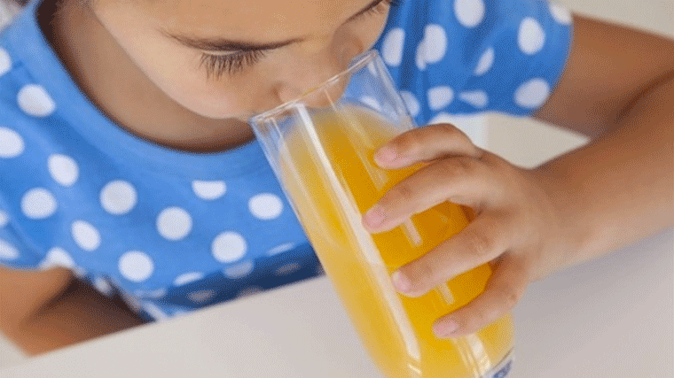 ¿Es malo que los niños pequeños consuman zumos de frutas?