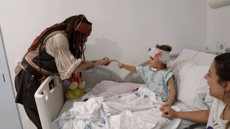 Johnny Depp sorprende a los pacientes oncológicos del Niño Jesús con una visita de Jack Sparrow
