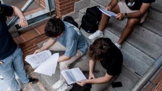 El porcentaje de españoles con bajo nivel educativo casi duplica el de la UE: El 35% tiene como máximo la ESO