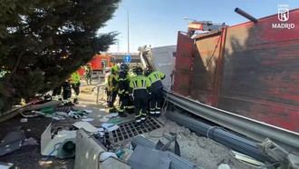 Conductor de camión grave tras volcar en la M45, rescate complicado