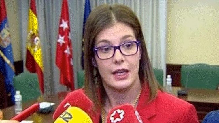 La alcaldesa de Móstoles cede a las presiones del PSOE-M y destituye a su hermana