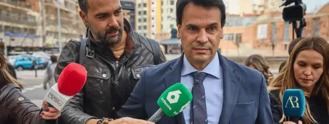 La pareja de Ayuso se niega a declarar y sufre un golpe en la cabeza al salir del juzgado