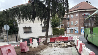 Instalan nueva marquesina de autobús en la calle Pedriza para mejorar seguridad y comodidad
