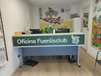 Señalética inclusiva mejora accesibilidad en Fuenlis Club