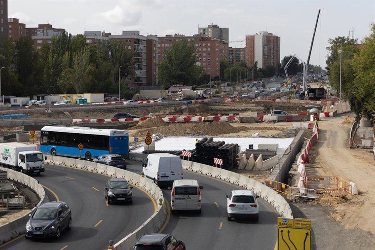 Entra en funcionamiento el nuevo paso peatonal inteligente para mejorar la accesibilidad en la A-5