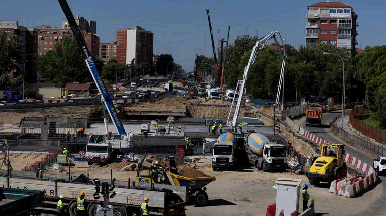 Familias afectadas por el soterramiento de la A-5 se quejan de los accesos a los colegios: 'Es desesperante'