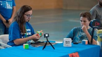 Un centenar de jugadores de 9 paises participan en el III Open de Rubik