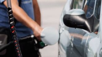 Los carburantes suben y consolidan máximos desde mayo en plena operación salida
