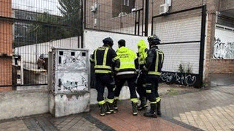 Tres operarios electrocutados, uno de ellos de gravedad, en un instituto del barrio de Pacífico