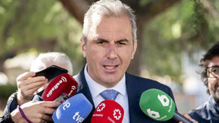 Ortega Smith acompaña a Espinosa de los Monteros en la presentación de `Atenea´: Fue a dar 'un abrazo a un amigo'