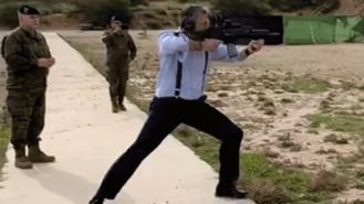 Vox defiende que Ortega-Smith disparará un fusil, hay más políticos