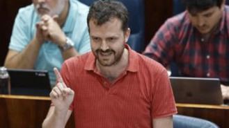 Bronca en la Asamblea: Un diputado de Más Madrid ironiza con 