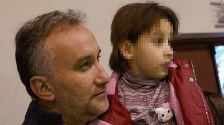 El juez inmoviliza las cuentas del padre de Nadia, que recaudó 142.000 € en donativos para su hija